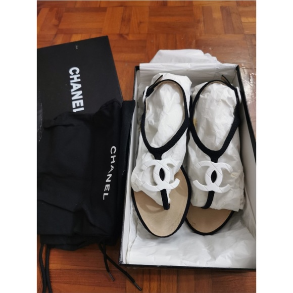 Chanel CC t strap flat t strap sandals size 35.5 size 5.5. Authentic. - Picture 2 of 10